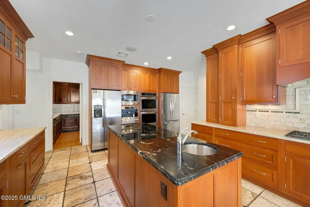 39 Running Brook Lane New Canaan CT 06840