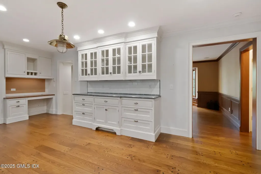 44 Indian Head Road Riverside CT 06878