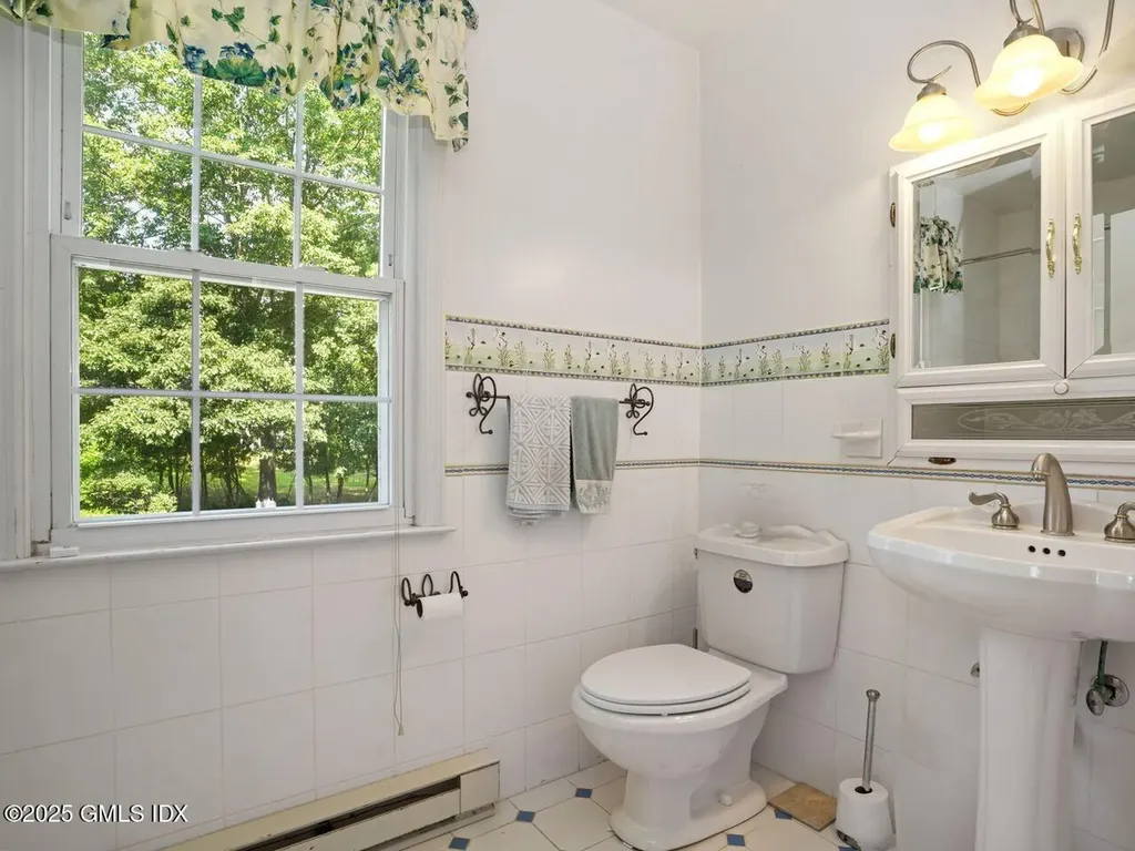 239 E Hunting Ridge Road Stamford CT 06903