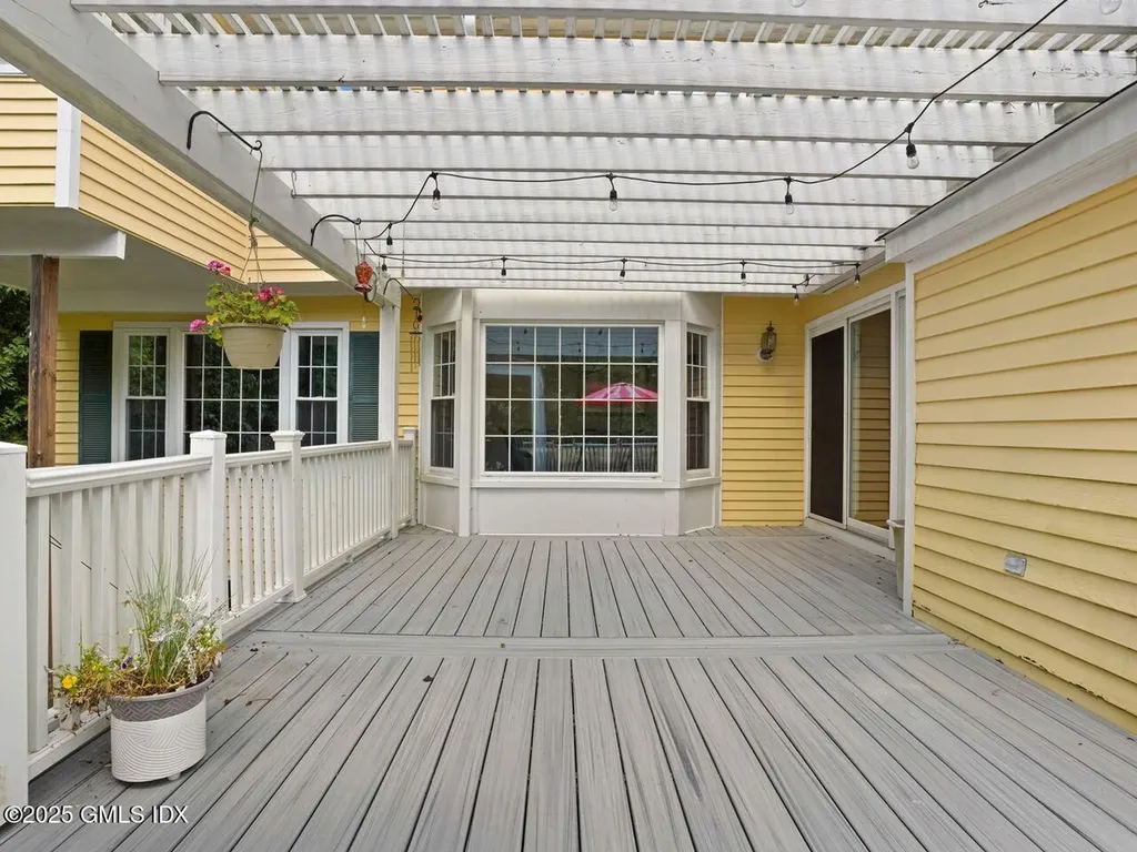 239 E Hunting Ridge Road Stamford CT 06903