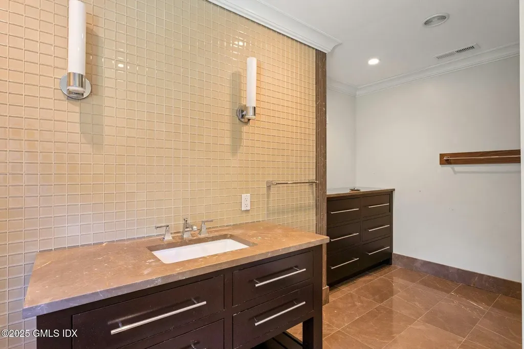 25 Cogswell Lane Stamford CT 06902