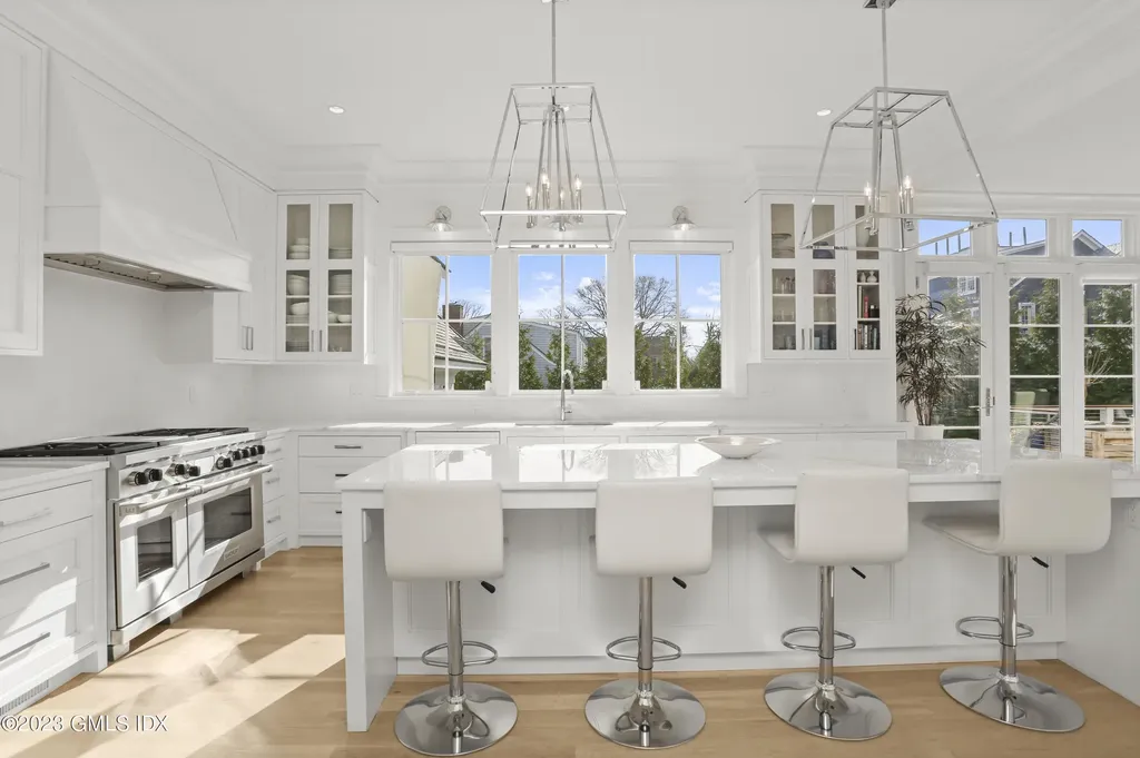 10 W Crossway Old Greenwich CT 06870