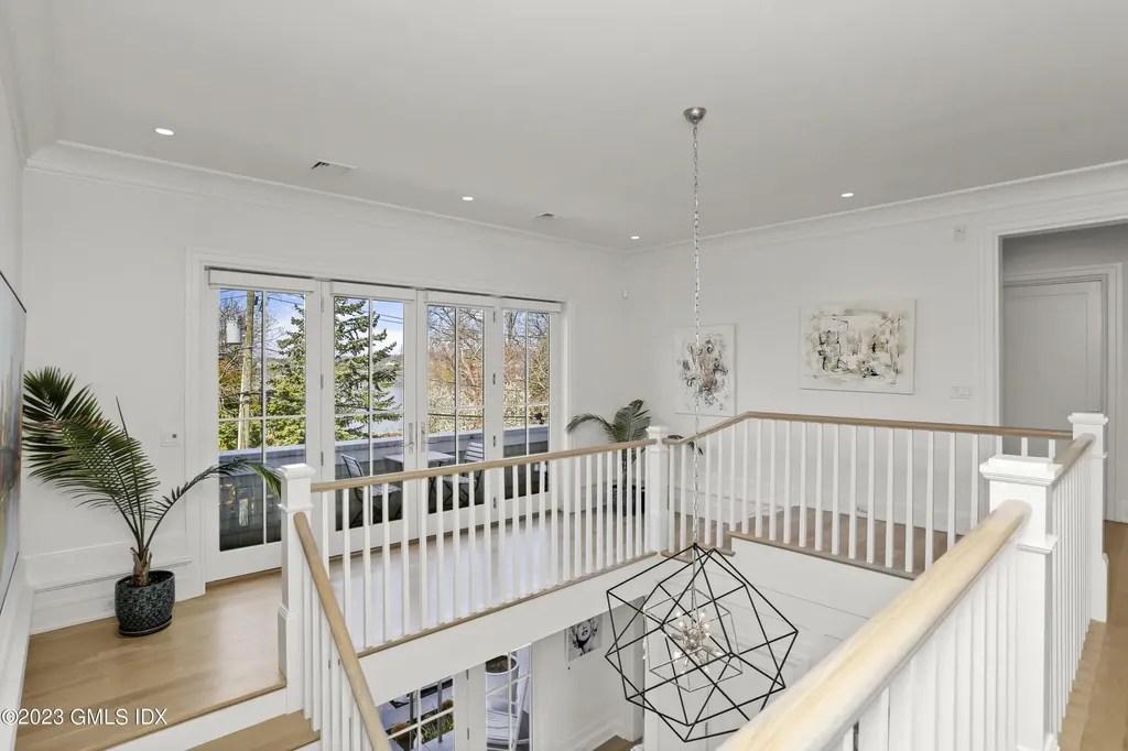 10 W Crossway Old Greenwich CT 06870