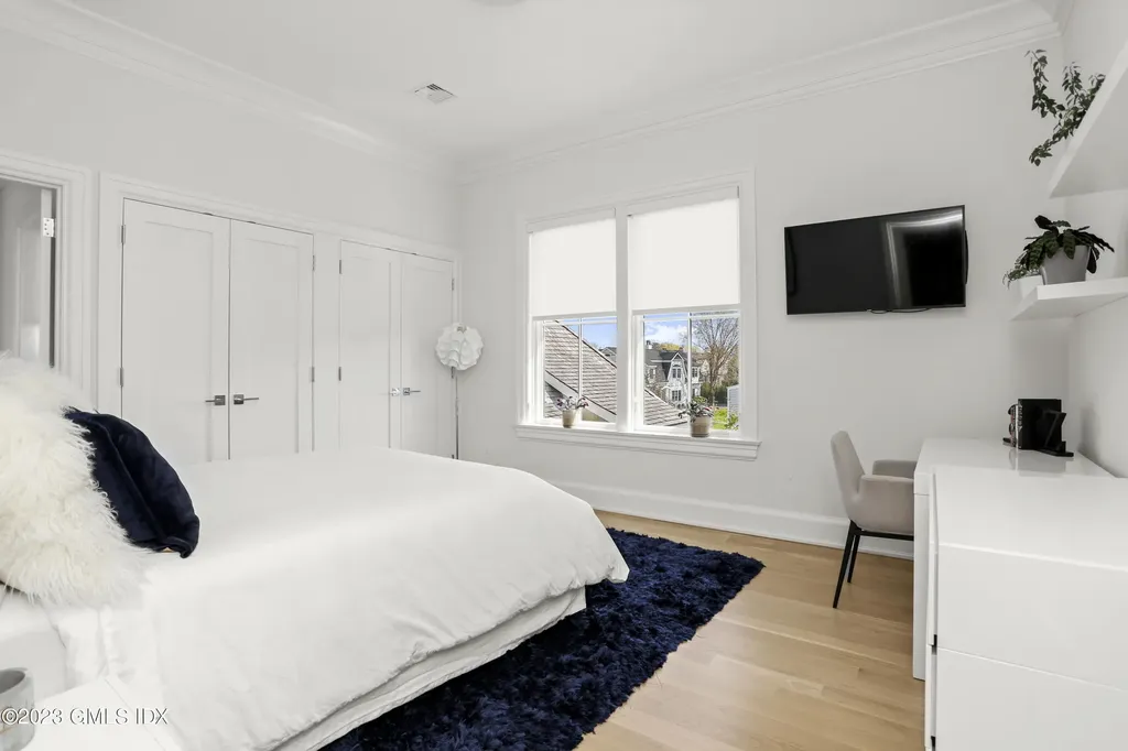 10 W Crossway Old Greenwich CT 06870