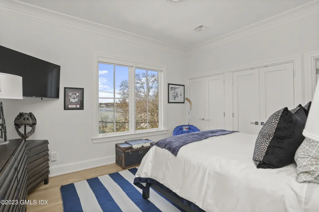 10 W Crossway Old Greenwich CT 06870