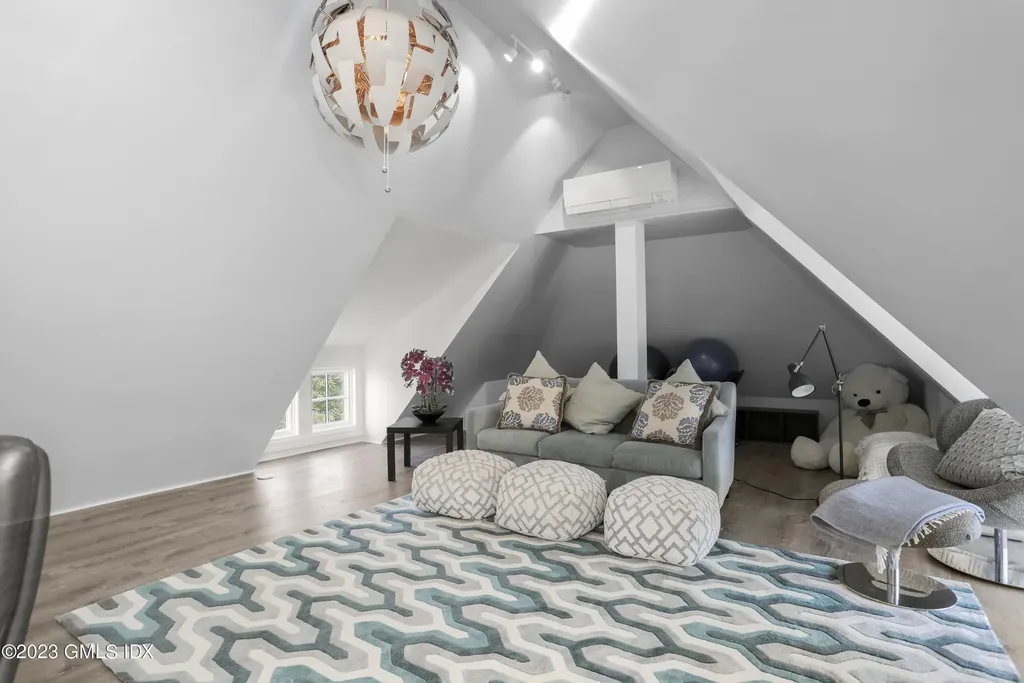 10 W Crossway Old Greenwich CT 06870