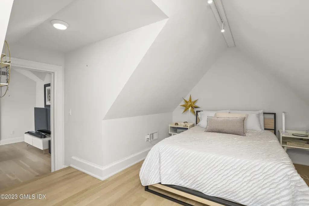 10 W Crossway Old Greenwich CT 06870