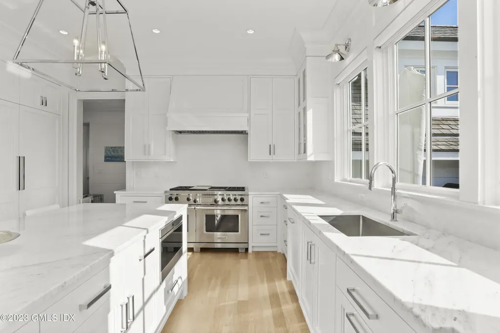 10 W Crossway Old Greenwich CT 06870