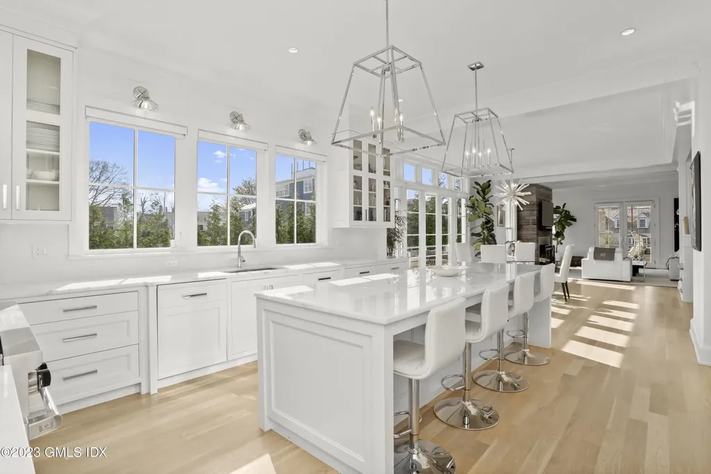 10 W Crossway Old Greenwich CT 06870