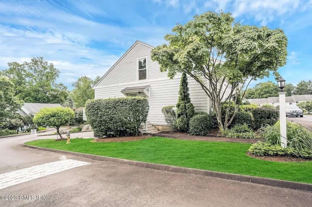 2 Whiffletree Way Riverside CT 06878