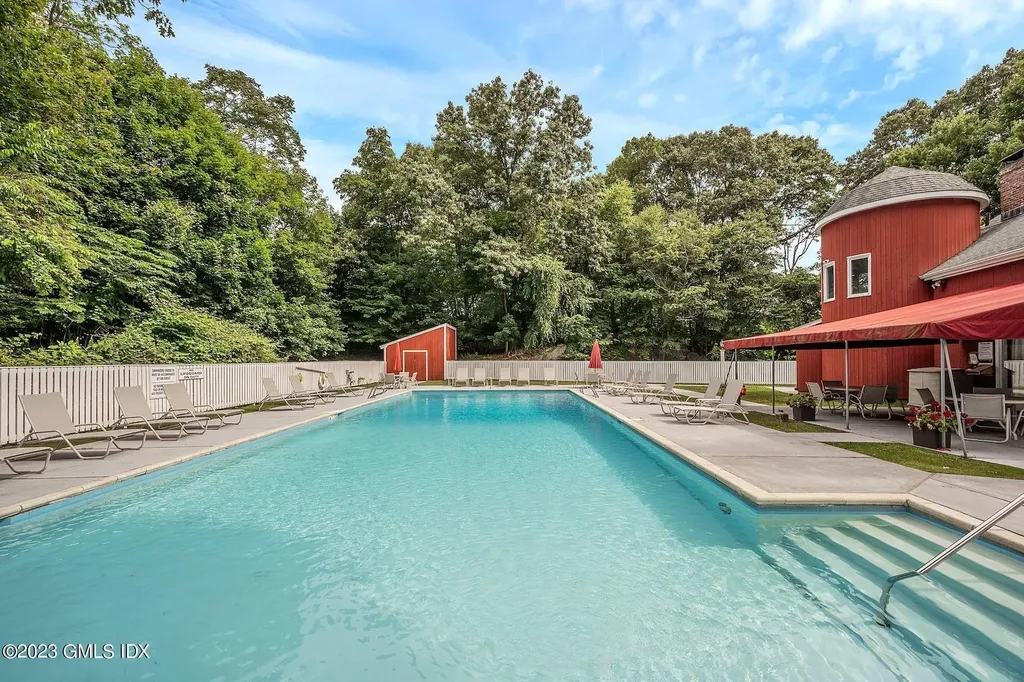 2 Whiffletree Way Riverside CT 06878