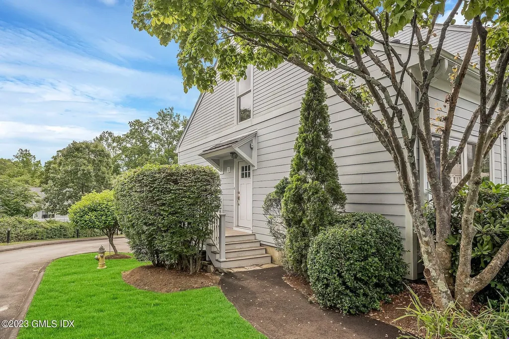 2 Whiffletree Way Riverside CT 06878