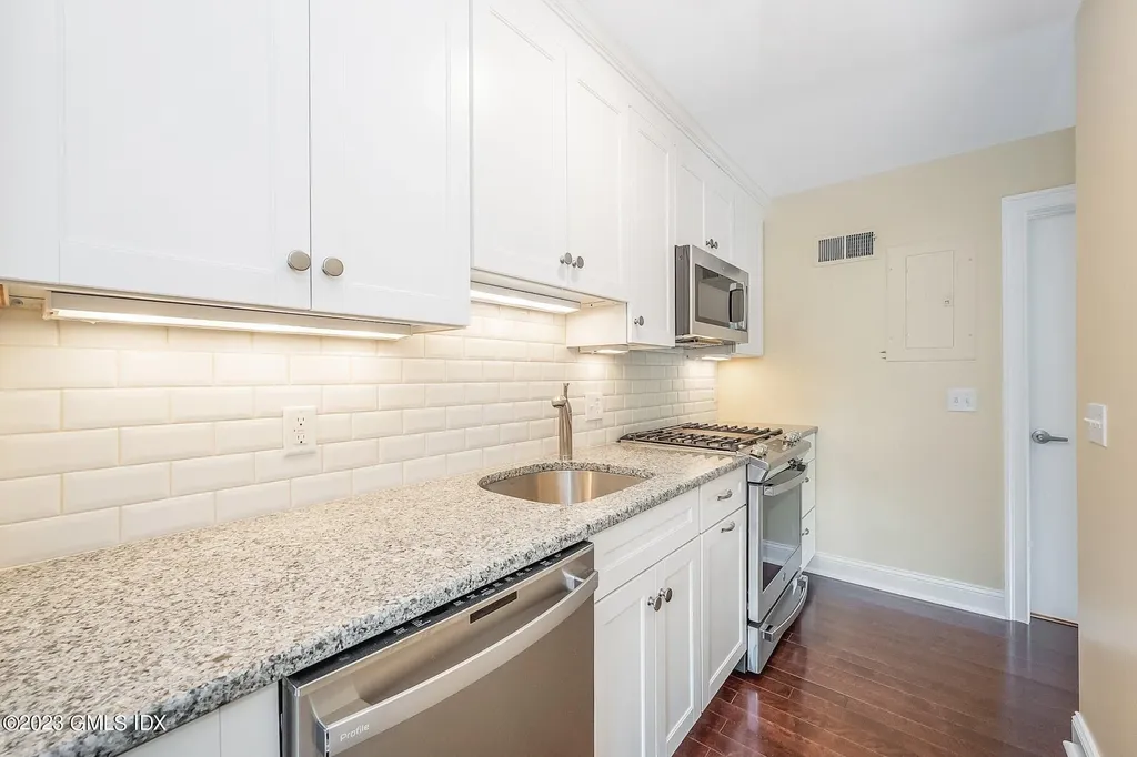 2 Whiffletree Way Riverside CT 06878
