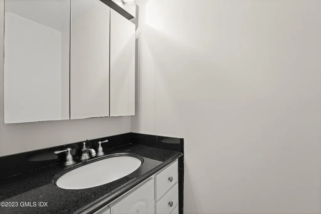 76 Silo Circle Riverside CT 06878