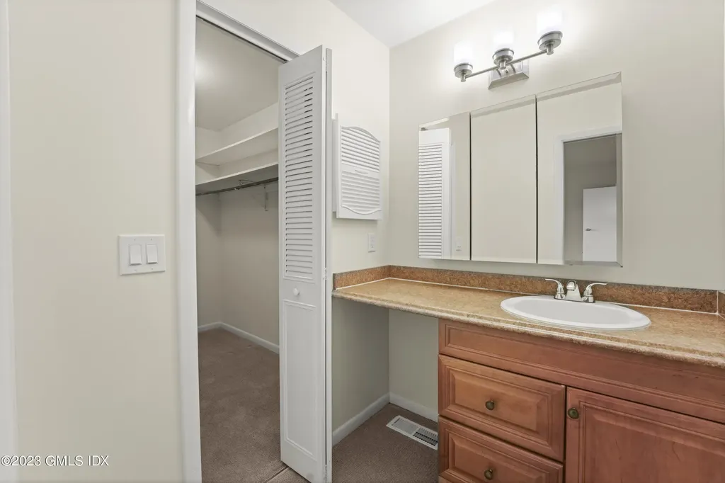 76 Silo Circle Riverside CT 06878