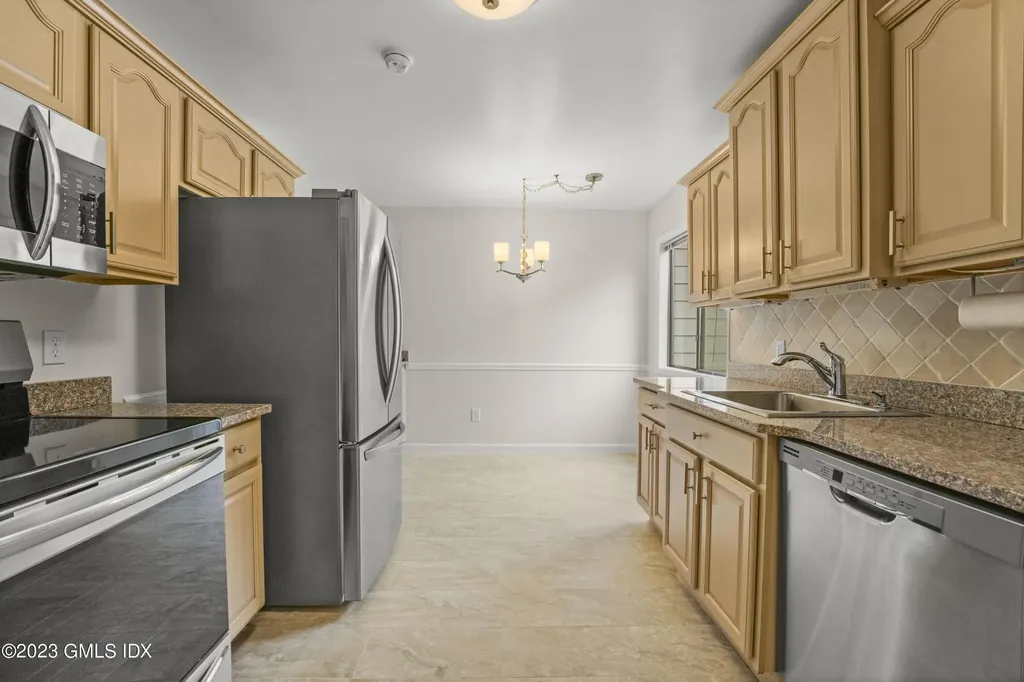 76 Silo Circle Riverside CT 06878