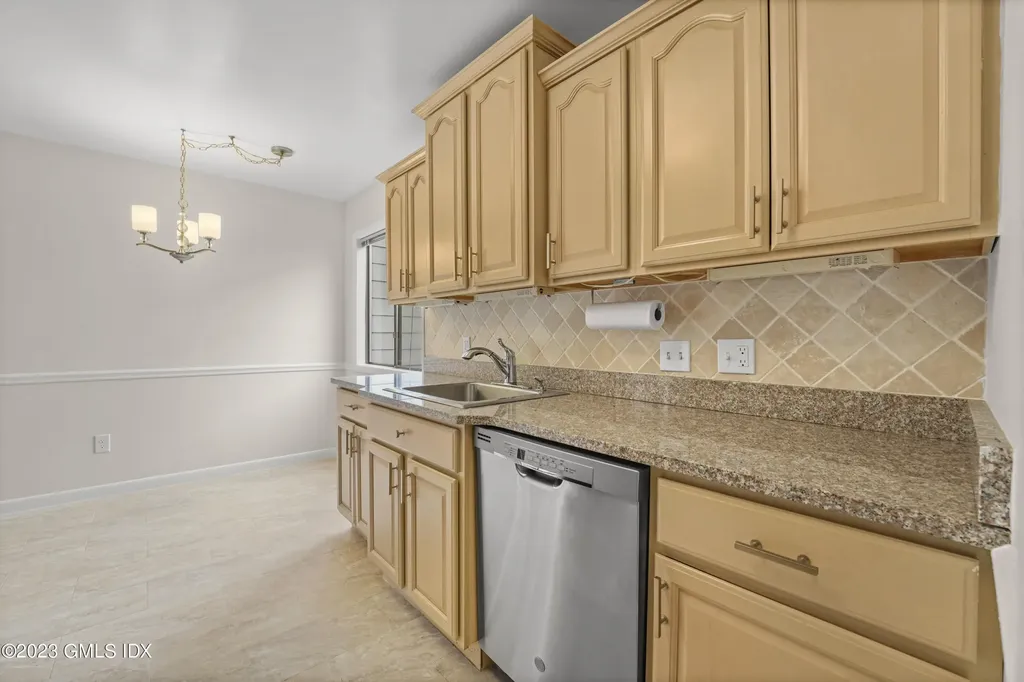 76 Silo Circle Riverside CT 06878