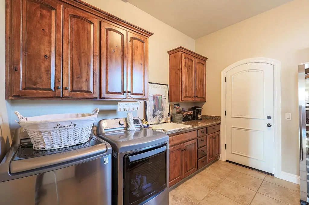 8295 Lake Shore Drive Chowchilla CA 93610