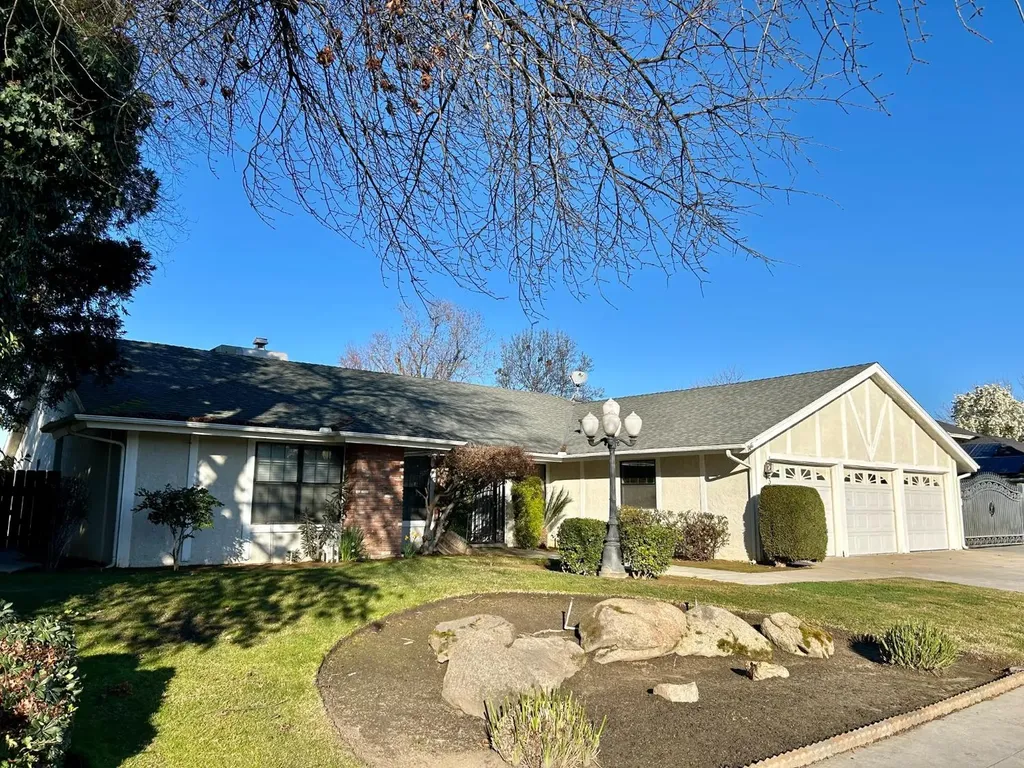 30 Adler Avenue Clovis CA 93612