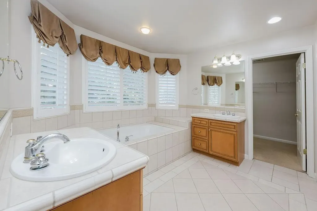 4672 N Emerald Peak Drive Clovis CA 93619