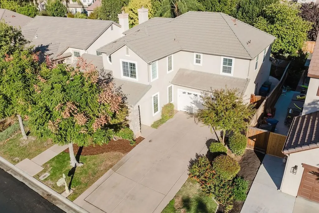 4672 N Emerald Peak Drive Clovis CA 93619