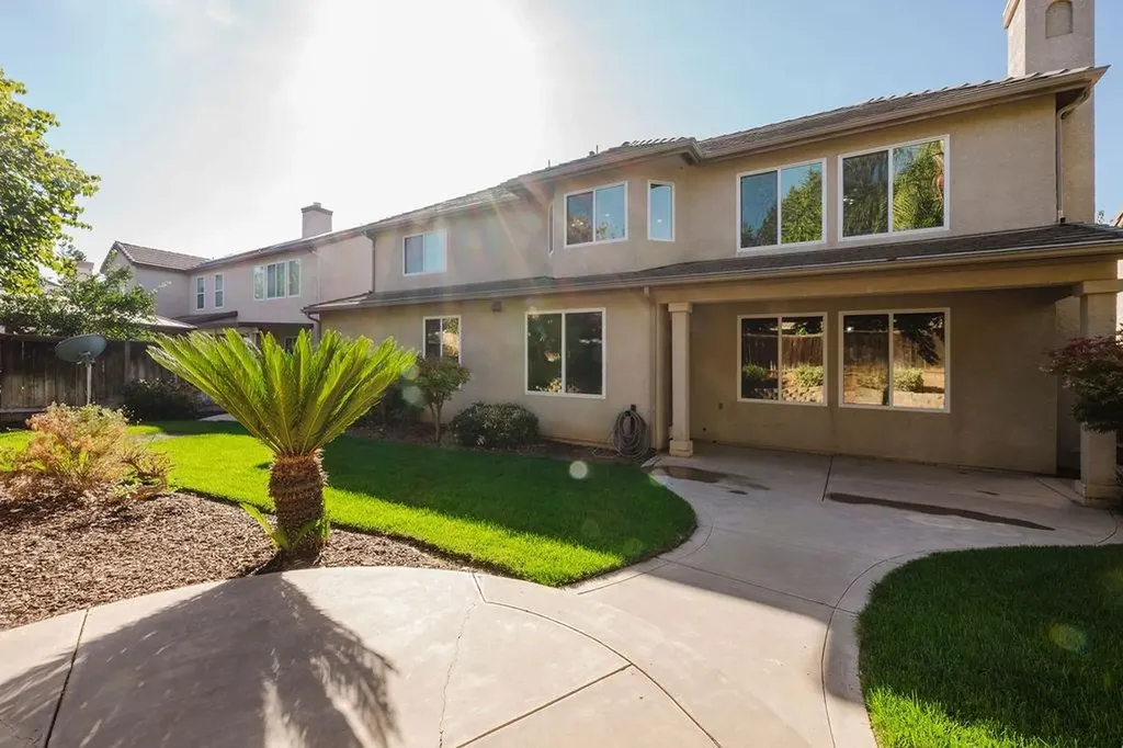 4672 N Emerald Peak Drive Clovis CA 93619