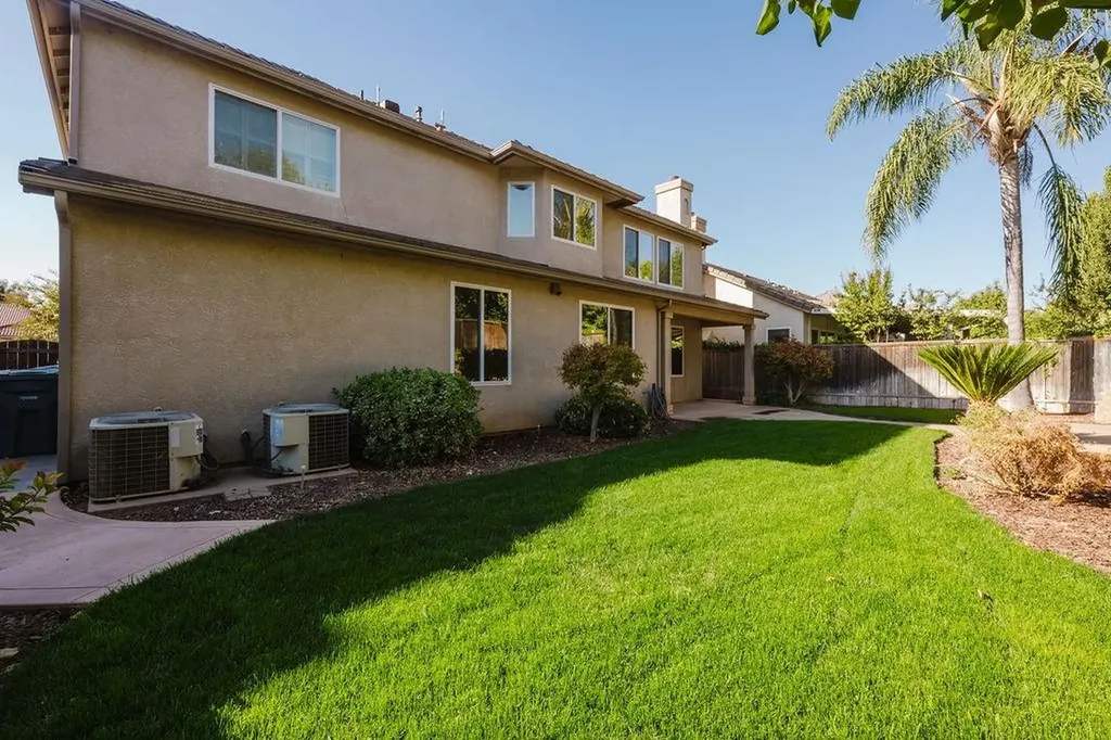 4672 N Emerald Peak Drive Clovis CA 93619