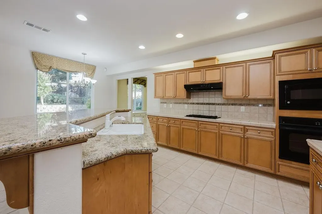 4672 N Emerald Peak Drive Clovis CA 93619