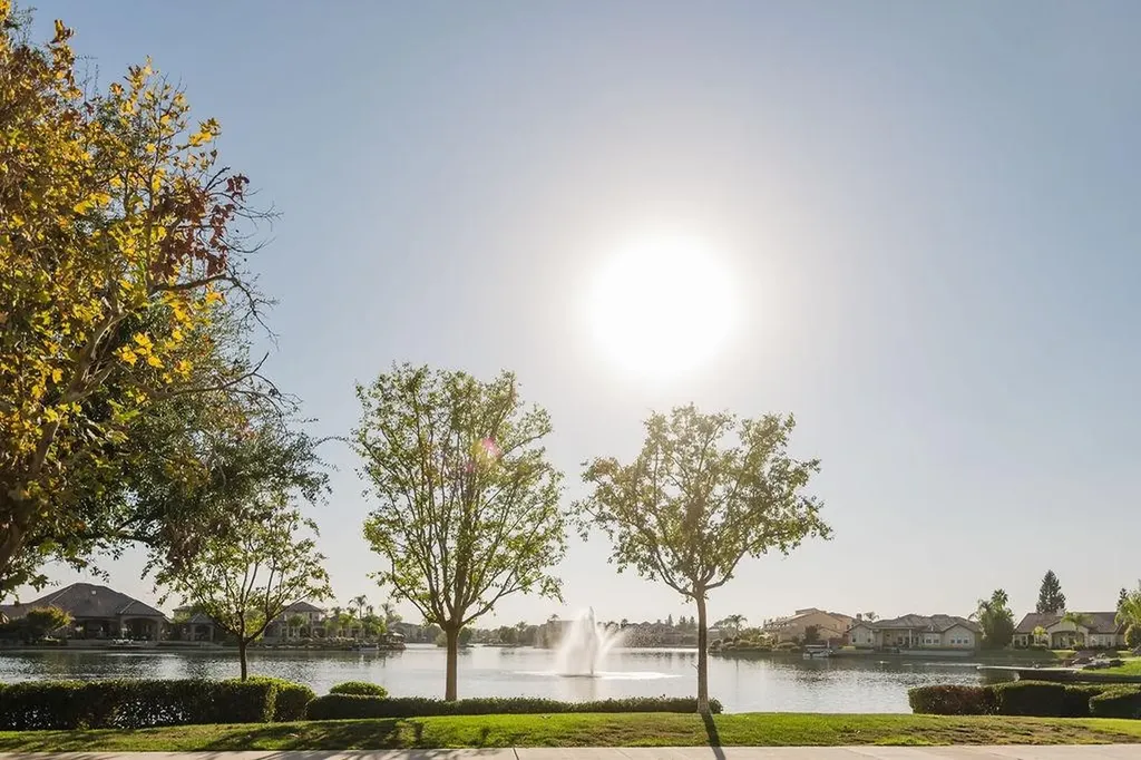 4672 N Emerald Peak Drive Clovis CA 93619