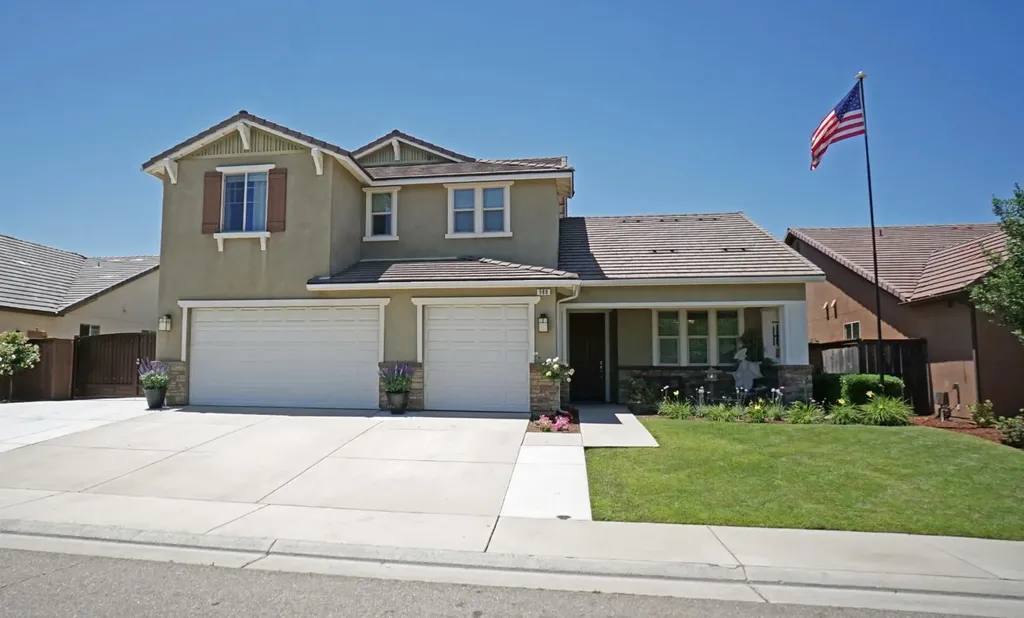 988 Blackwood Avenue Clovis CA 93619