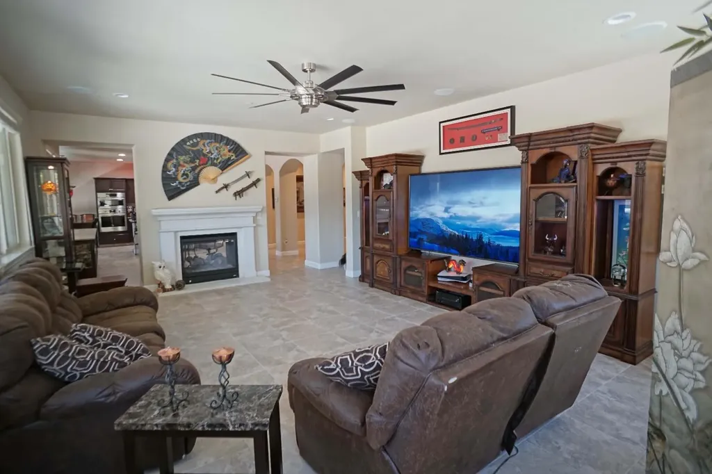 988 Blackwood Avenue Clovis CA 93619