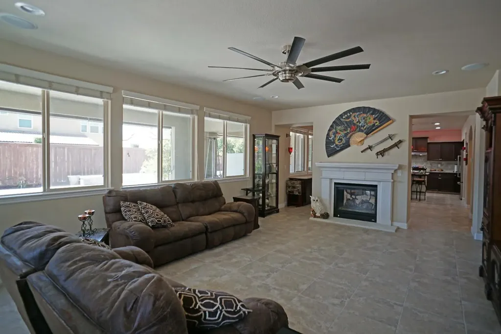 988 Blackwood Avenue Clovis CA 93619