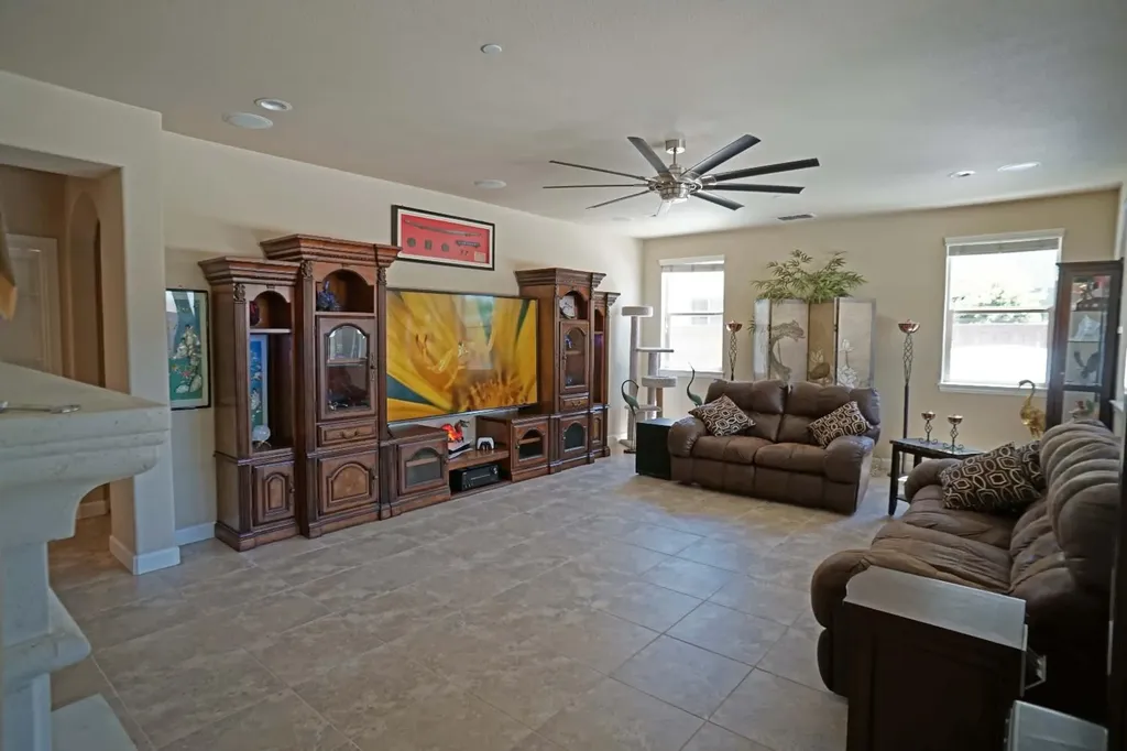 988 Blackwood Avenue Clovis CA 93619