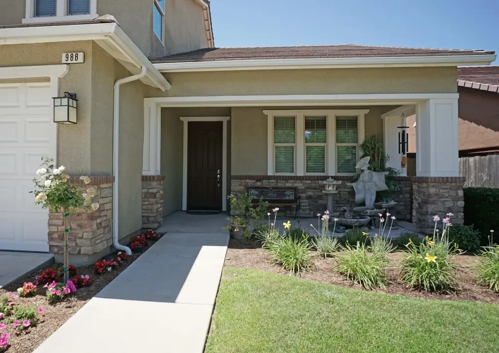 988 Blackwood Avenue Clovis CA 93619