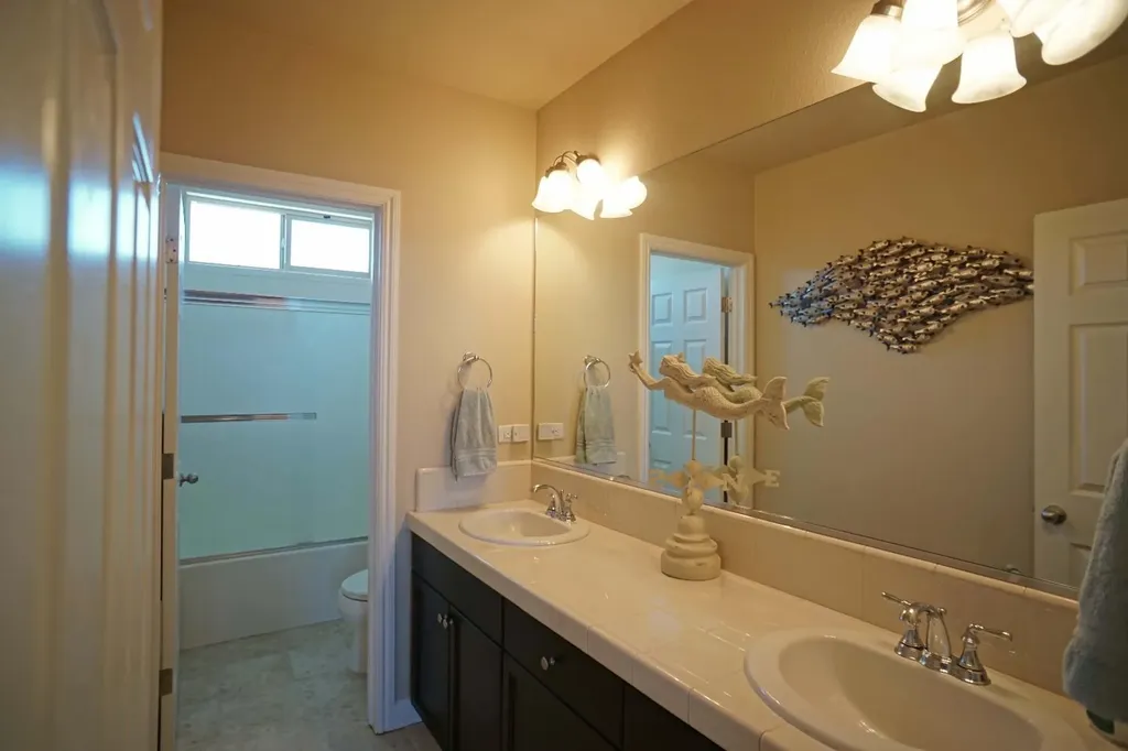 988 Blackwood Avenue Clovis CA 93619