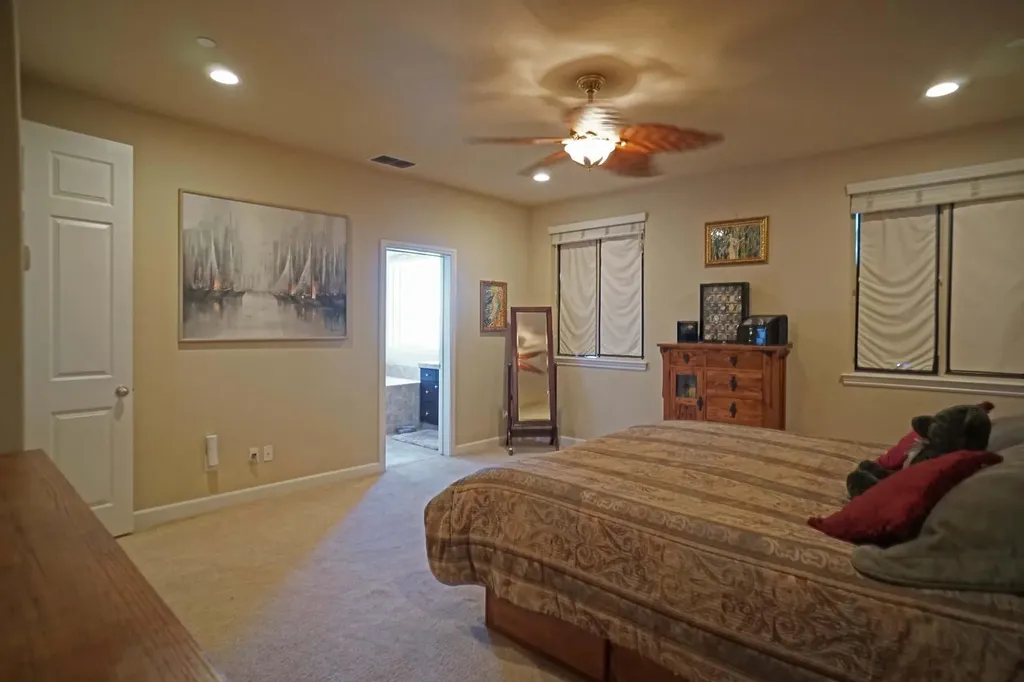 988 Blackwood Avenue Clovis CA 93619