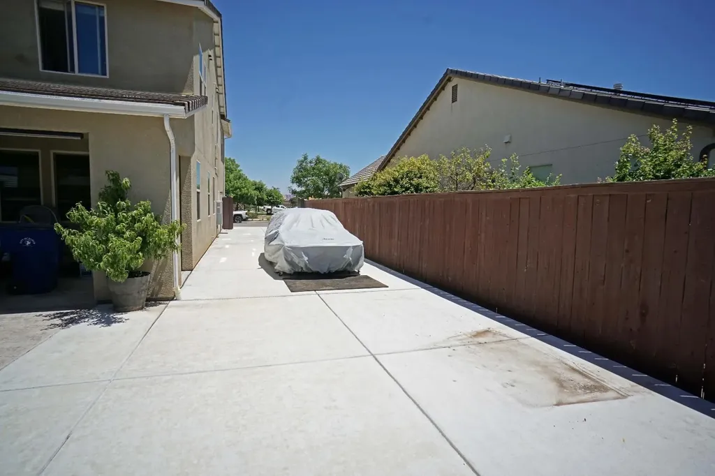 988 Blackwood Avenue Clovis CA 93619