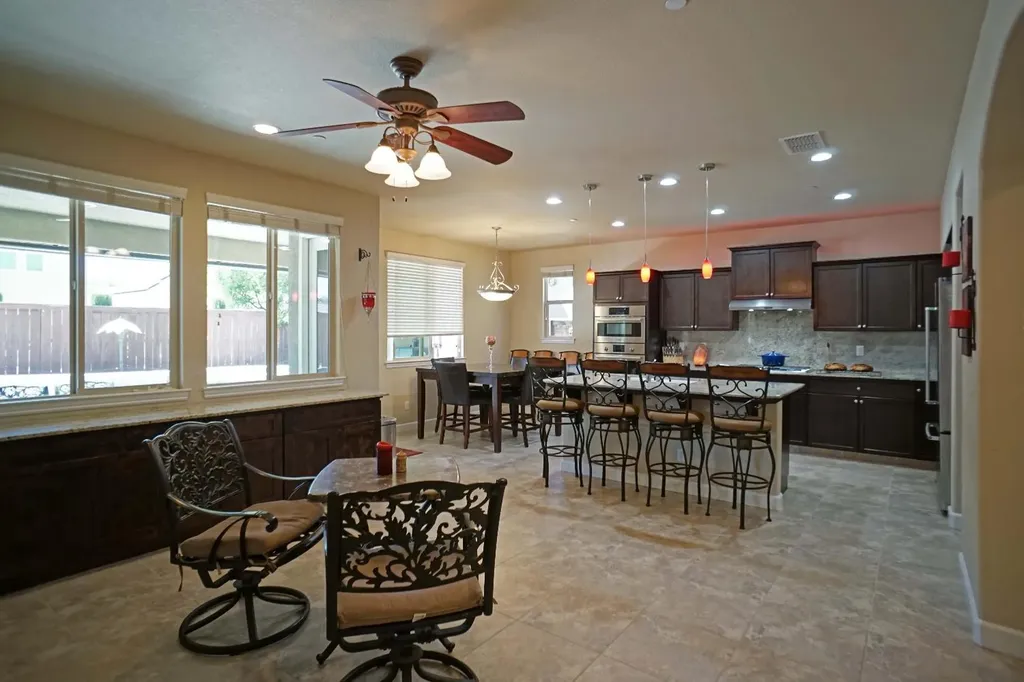 988 Blackwood Avenue Clovis CA 93619