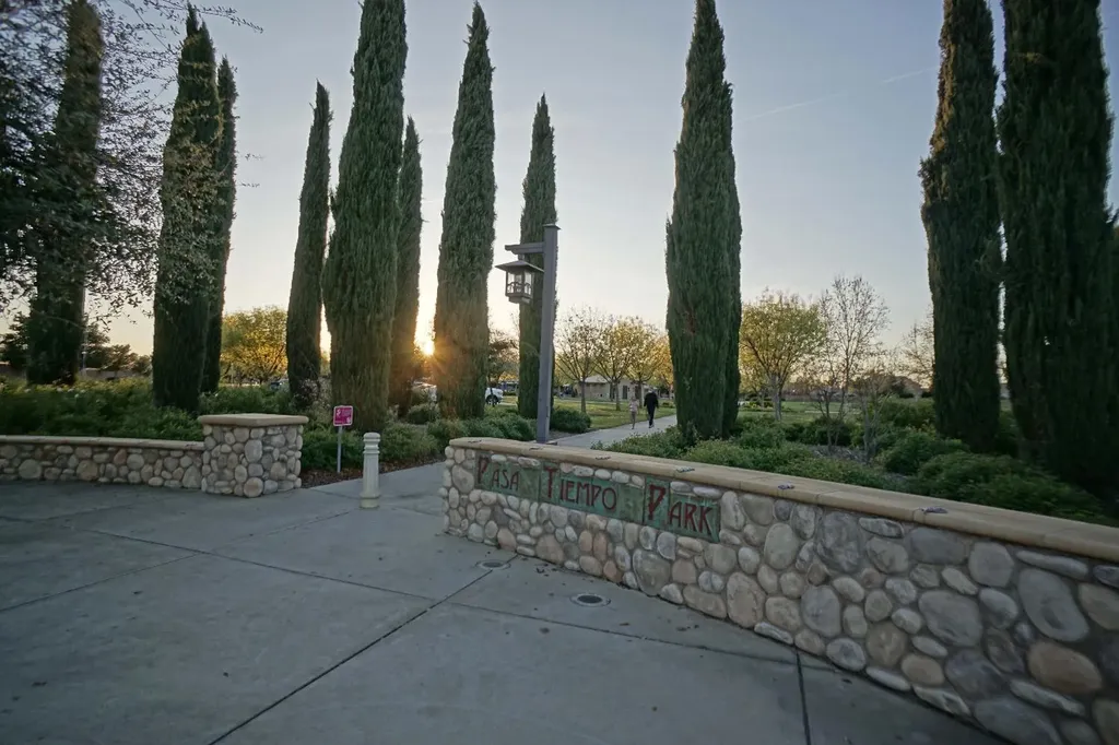 988 Blackwood Avenue Clovis CA 93619