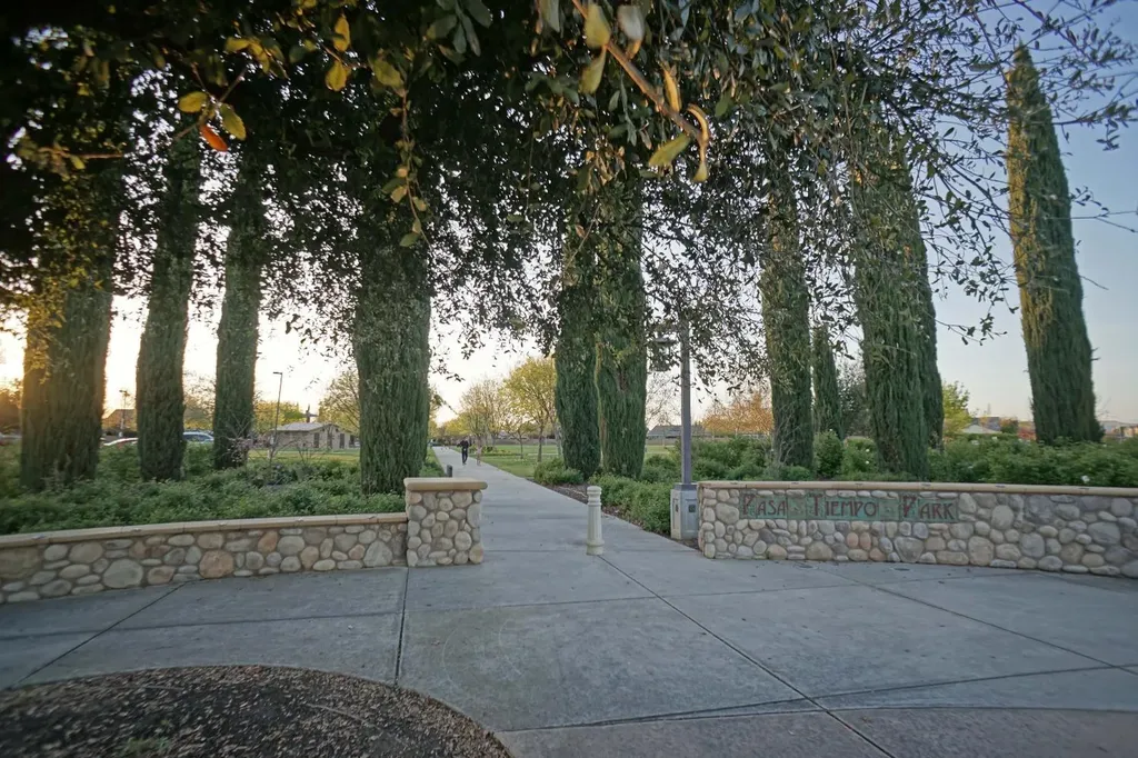 988 Blackwood Avenue Clovis CA 93619