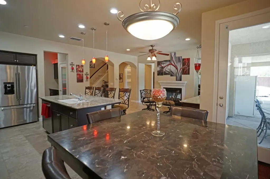 988 Blackwood Avenue Clovis CA 93619