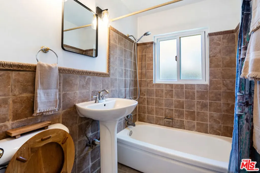 8041 Greenly Drive Oakland CA 94605