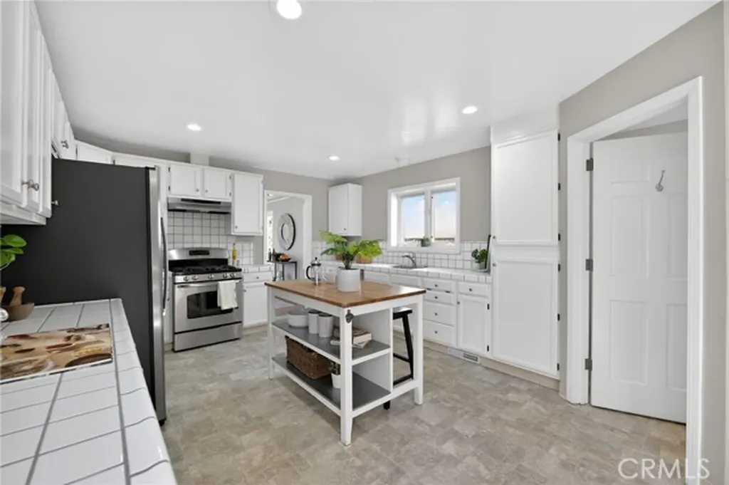 938 Leo Oakland CA 94611