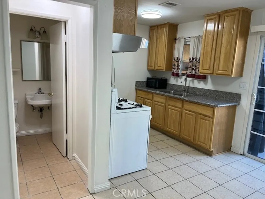4594 Bandera Montclair CA 91763
