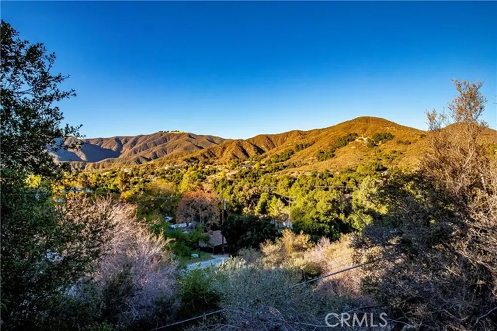 39100 Calle Essencial Green Valley CA 91390