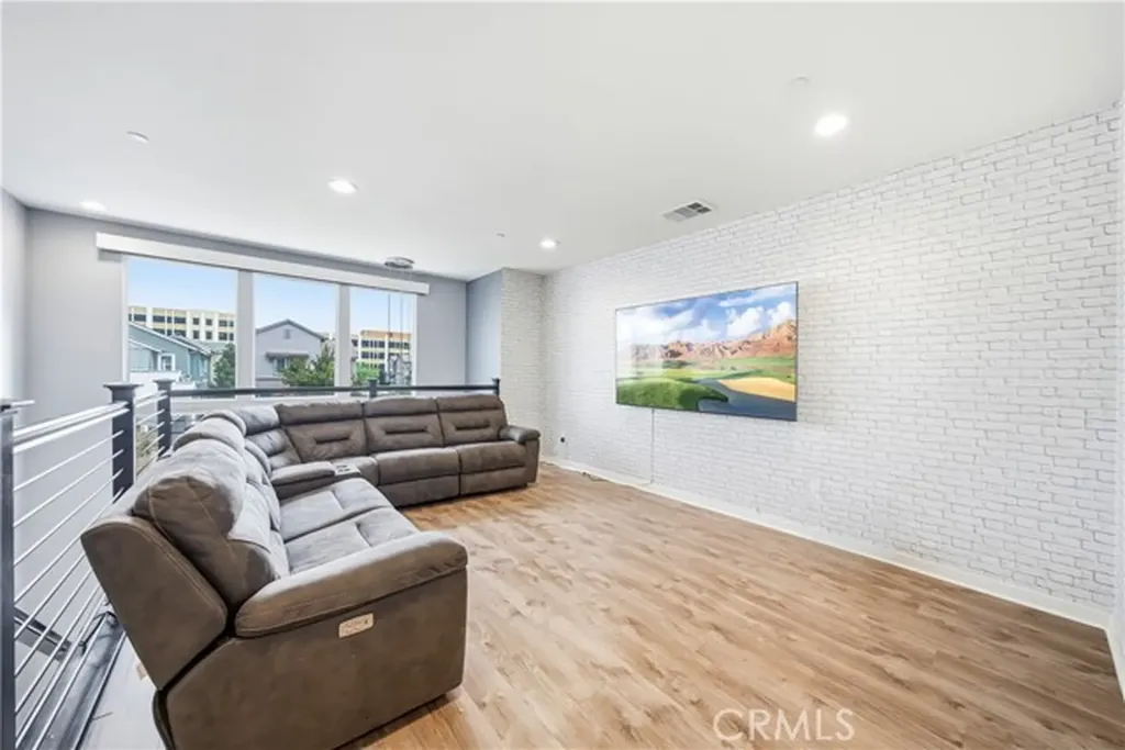 8847 Jacaranda Montclair CA 91763