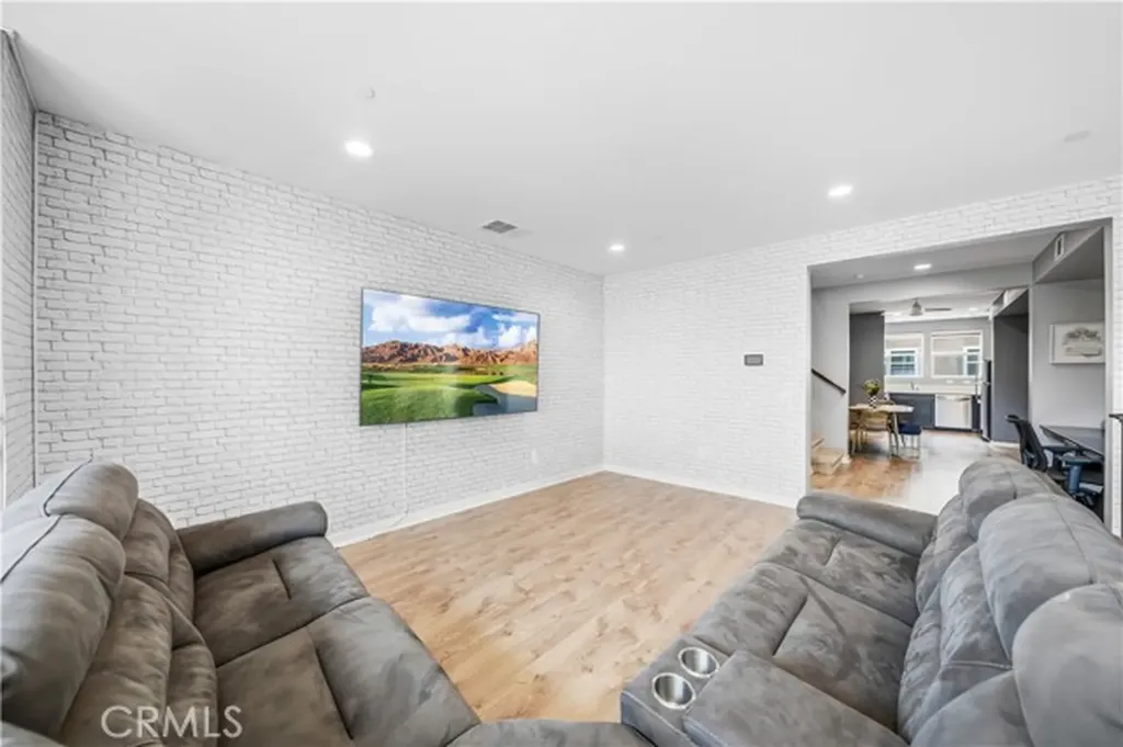 8847 Jacaranda Montclair CA 91763