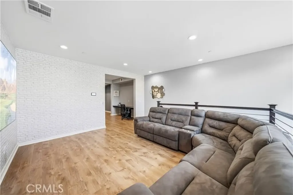 8847 Jacaranda Montclair CA 91763