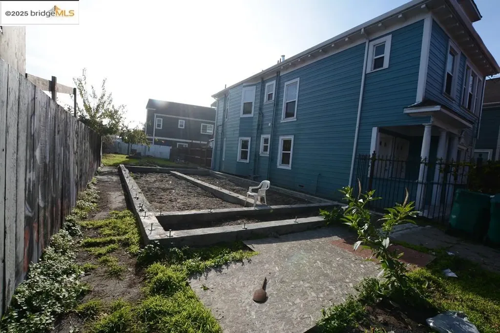 1633 8th Street Oakland CA 94607