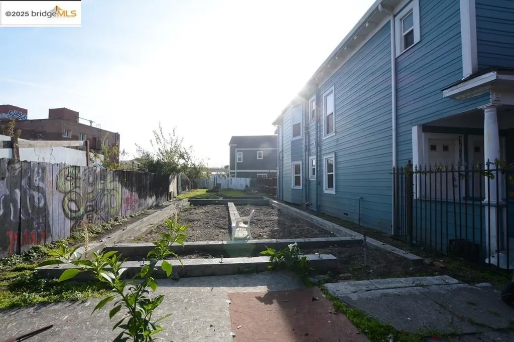 1633 8th Street Oakland CA 94607